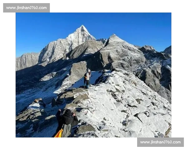 四姑娘山滑坠悲剧：16 岁少年未戴安全绳坠亡，航拍仅见雪地血迹